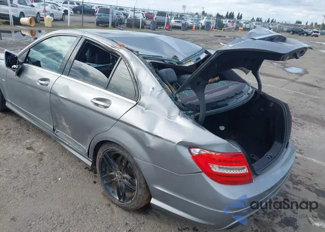 2012 Mercedes-Benz C 250 Luxury/Sport z USA, uszkodzony, nr VIN WDDGF4HB3CF852831